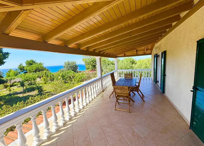 Апартаменты Tetraktys Estate Beachside Seaview υδωρ With Big Garden Halikounas